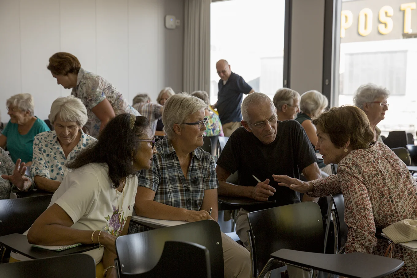 An den Netzwerkveranstaltungen tauschen sich die Teilnehmenden persönlich aus (Fotos: Joëlle Kost)