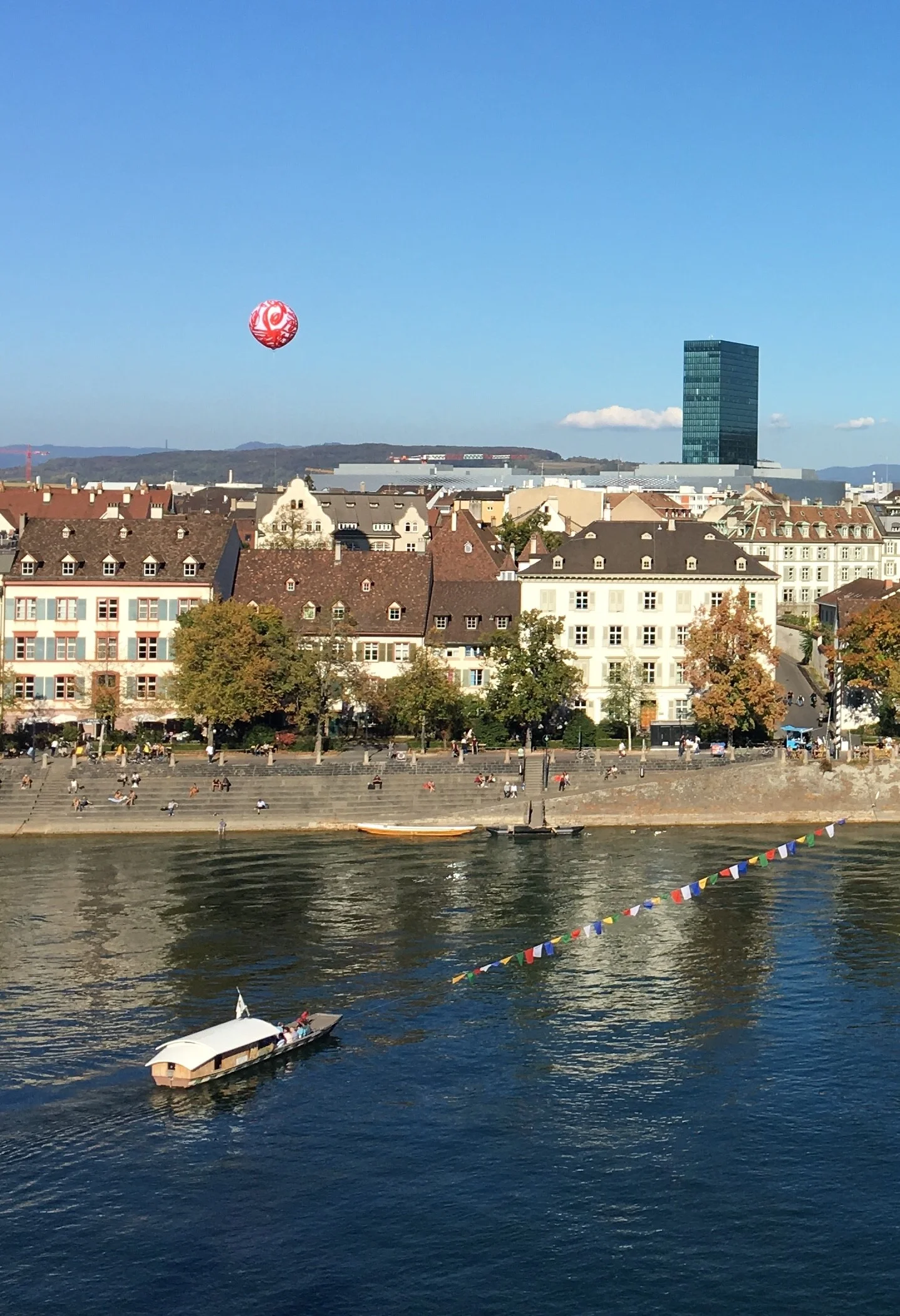 Blick von der «Pfalz», der Aussichtsterrasse hinterm Münster, aufs Kleinbasler Ufer (Foto: zvg.)