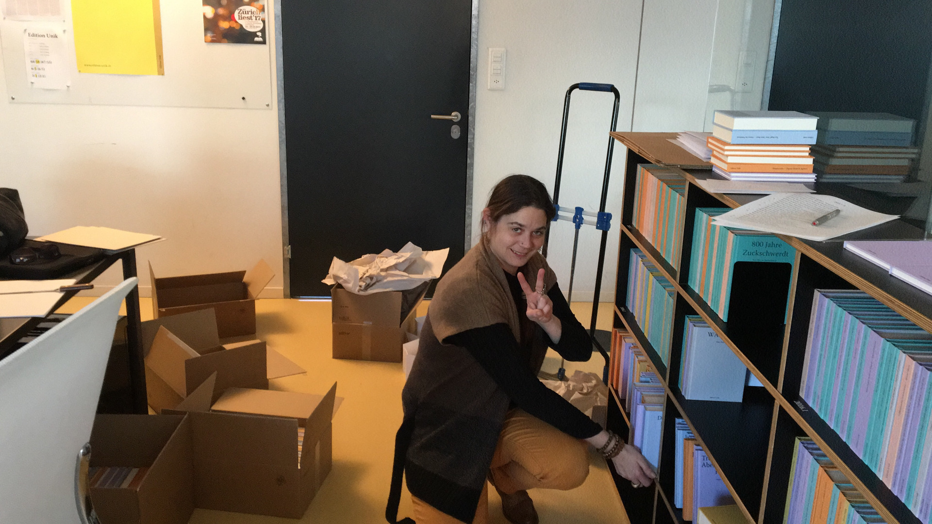Buchlieferung ins Büro: Fast der schönste Moment in einer Projektrunde. (Foto: Edition Unik)