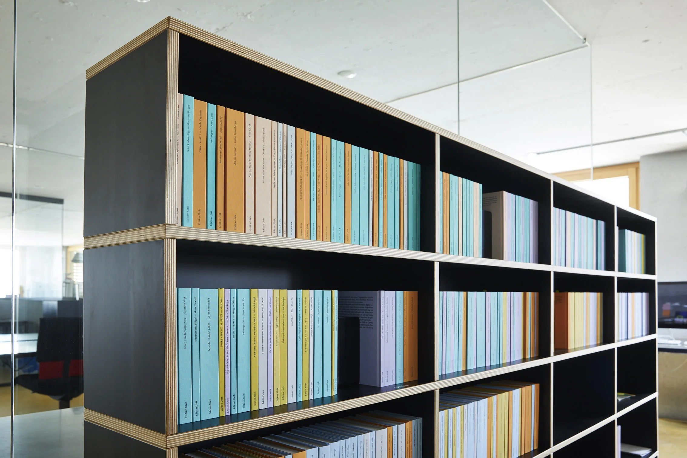 Die «Bibliothek der Erinnerungen» im Büro von Heller Enterprises. (Foto: Markus Bertschi)