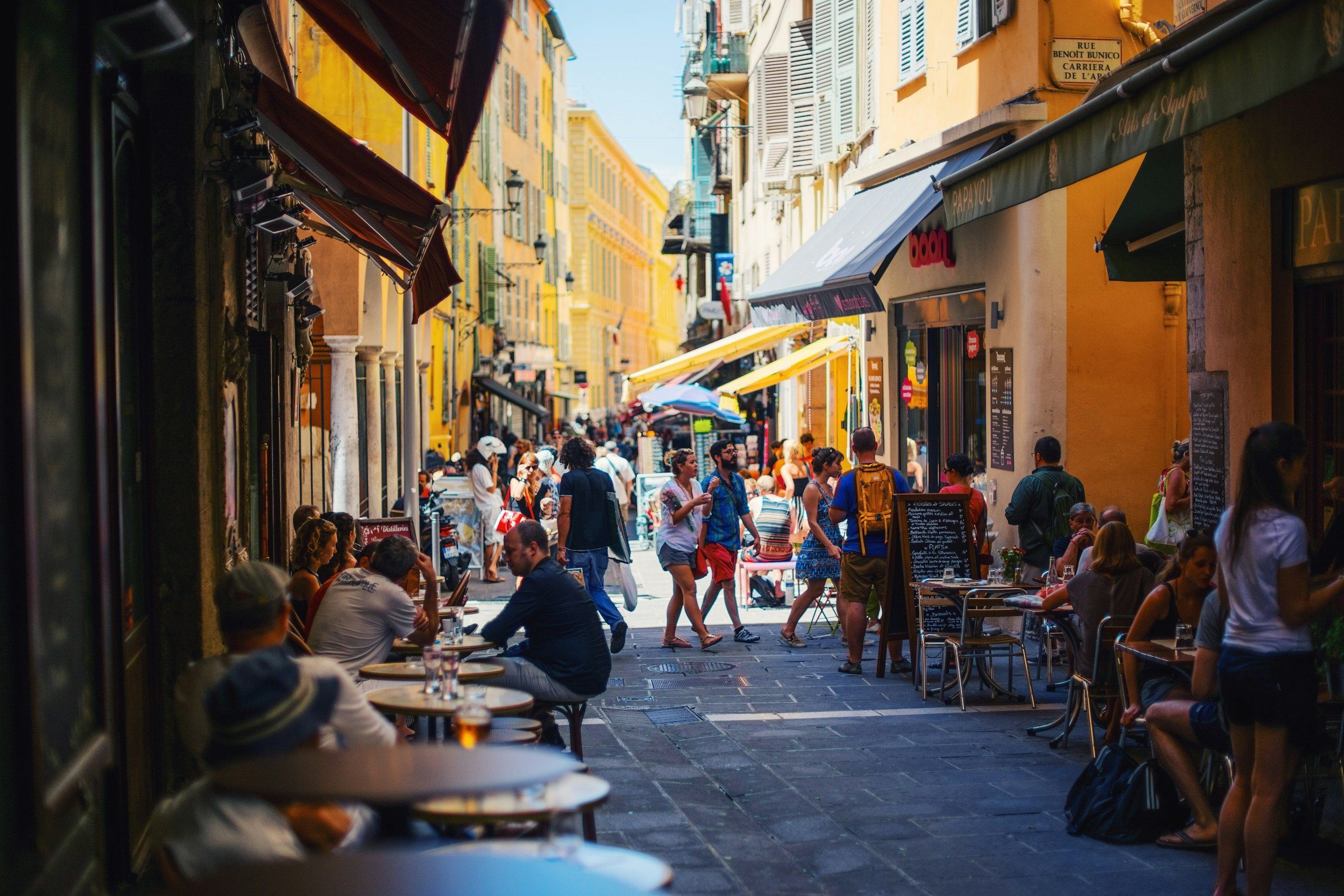 What should I know about catching the lunch hour in France?