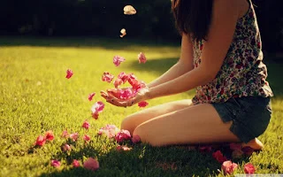 girl_playing_with_flowers-wallpaper-1280x800.jpg