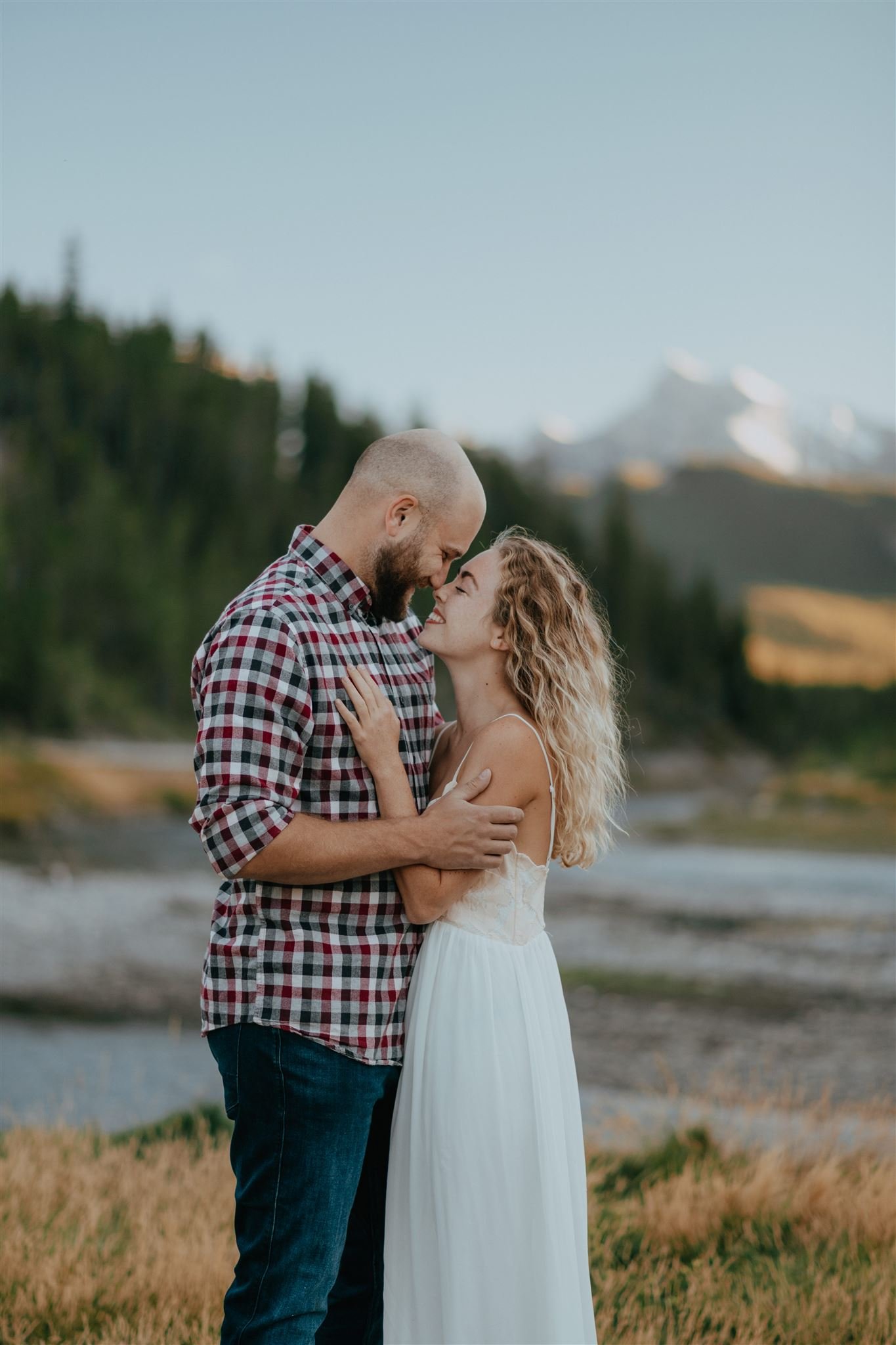 Victor-Melanie-Sunset-Hiking-Adventure-Session-Kananaskis-Country-020_websize.jpg