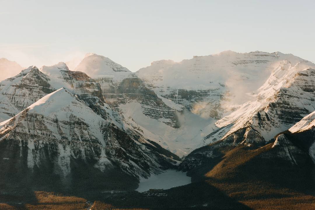 There are so many reasons why I love Alberta winters. One of them is that you get to enjoy these views while skiing 😍 Doesn't get much better than this!