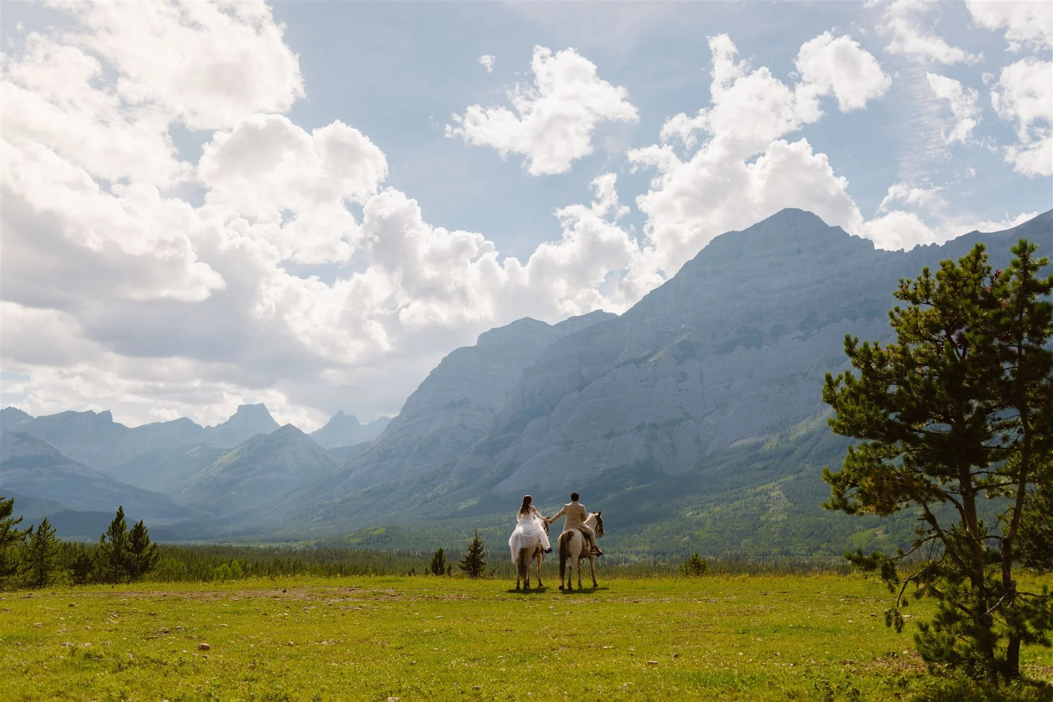 Eva-Oscar-Kananaskis-Horseback-Riding-Adventure-Elopement-105_websize.jpg