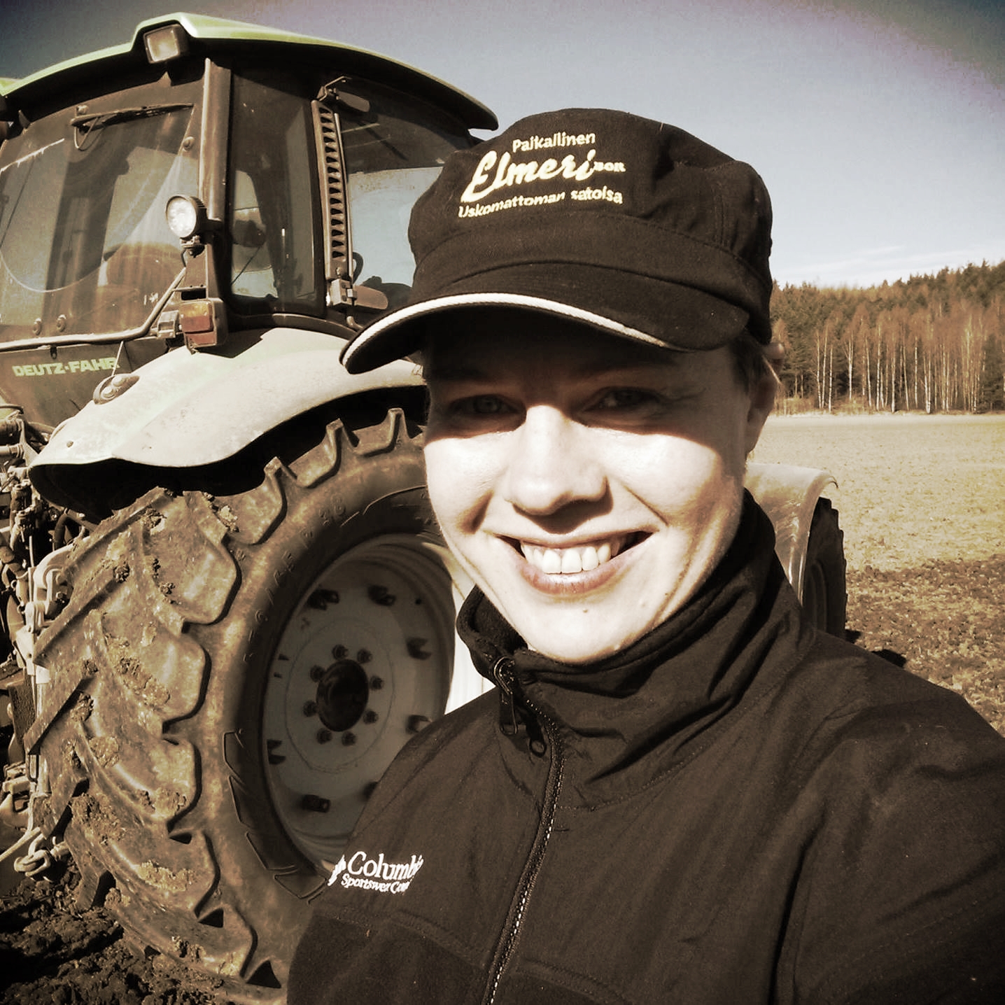 Tilan emäntä Johanna kevättöiden parissa.