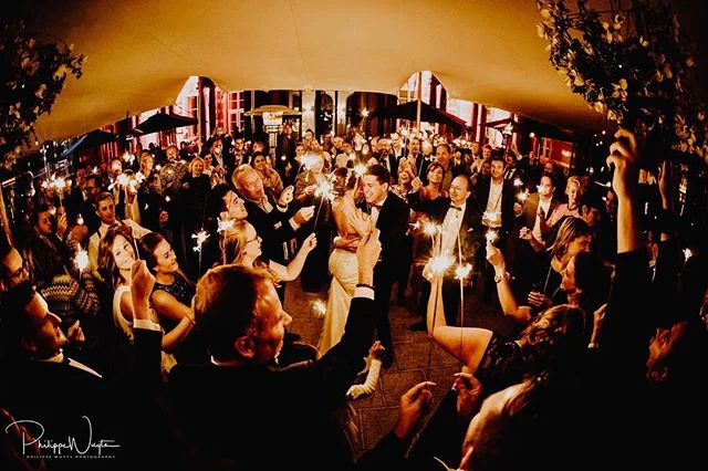 The first dance, the romantic tradition that opens the party 😊 #firstdance #openingsdans #fireworks #huwelijk #verloofd #huwelijksfotograaf #weddingphotographer #weddingphotography #destinationwedding #destinationweddingphotographer #couple #wedding