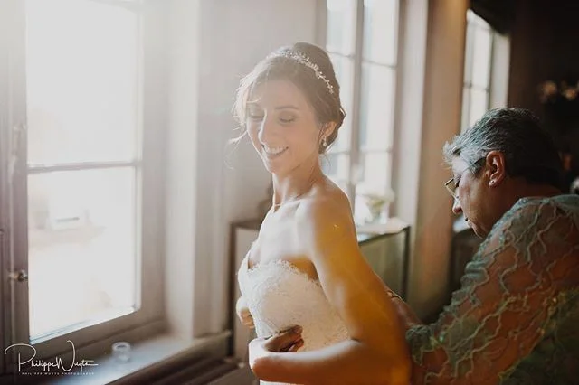 Preparing for the most beautiful day of her life! 😊 #bride #openingsdans #fireworks #huwelijk #verloofd #huwelijksfotograaf #weddingphotographer #weddingphotography #destinationwedding #destinationweddingphotographer #couple #weddingdress #weddingri