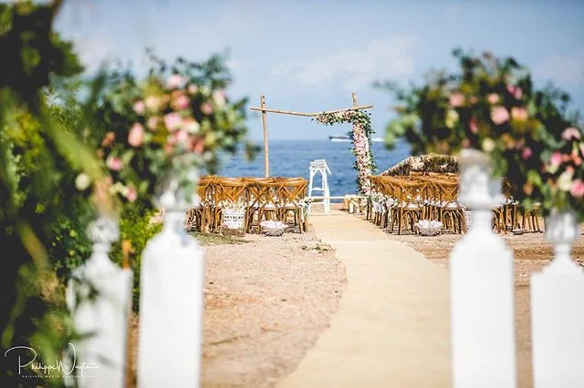 I love those seaview venues! #huwelijk #verloofd #huwelijksfotograaf #weddingphotographer #weddingphotography #destinationwedding #destinationweddingphotographer #ocean #bluewater #canon #weddingdress #weddingring #sayyes #bruidsmagazine #elopement #