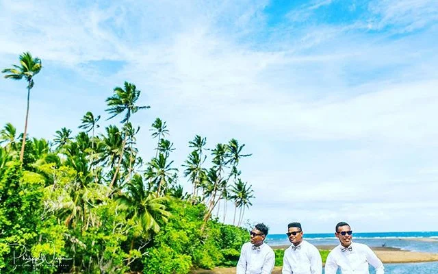 Grooms best friends :) #fijiwedding #fijiweddings #fiji #destinationwedding #destinationweddingphotographer #destinationweddingphotography #elopment #groom #trouweninhetbuitenland #weddingphotography #weddingphotographer #weddingceremony #palmtrees #