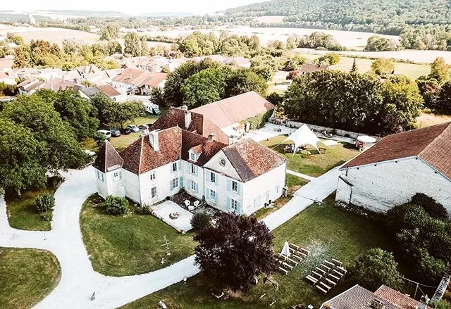 You&rsquo;ve got to love these kind of wedding venues :) #marriage #champagne #rennepont  #france #weddinginfrance #destinationwedding #destinationweddingphotographer #destinationweddingphotography #elopment #groom #trouweninhetbuitenland #weddingpho