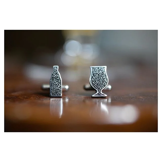 What Cufflinks did you wear? :). #duvel #weddingaccesories #marriage #champagne #rennepont #manchetknopen #weddinginfrance #destinationwedding #destinationweddingphotographer #destinationweddingphotography #wijgaantrouwen #sunsetlovers #trouweninhetb