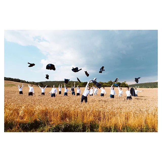 Throw them high in the air :) #groominspiration #groompictures #chill #marriage #champagne #rennepont #manchetknopen #weddinginfrance #destinationwedding #destinationweddingphotographer #destinationweddingphotography #wijgaantrouwen #sunsetlovers #tr