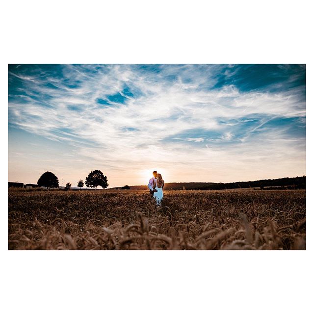 Cornfields full of love :) #weddinginspiration #marriage #champagne #rennepont #sunset #manchetknopen #weddinginfrance #destinationwedding #destinationweddingphotographer #destinationweddingphotography #wijgaantrouwen #sunsetlovers #trouweninhetbuite