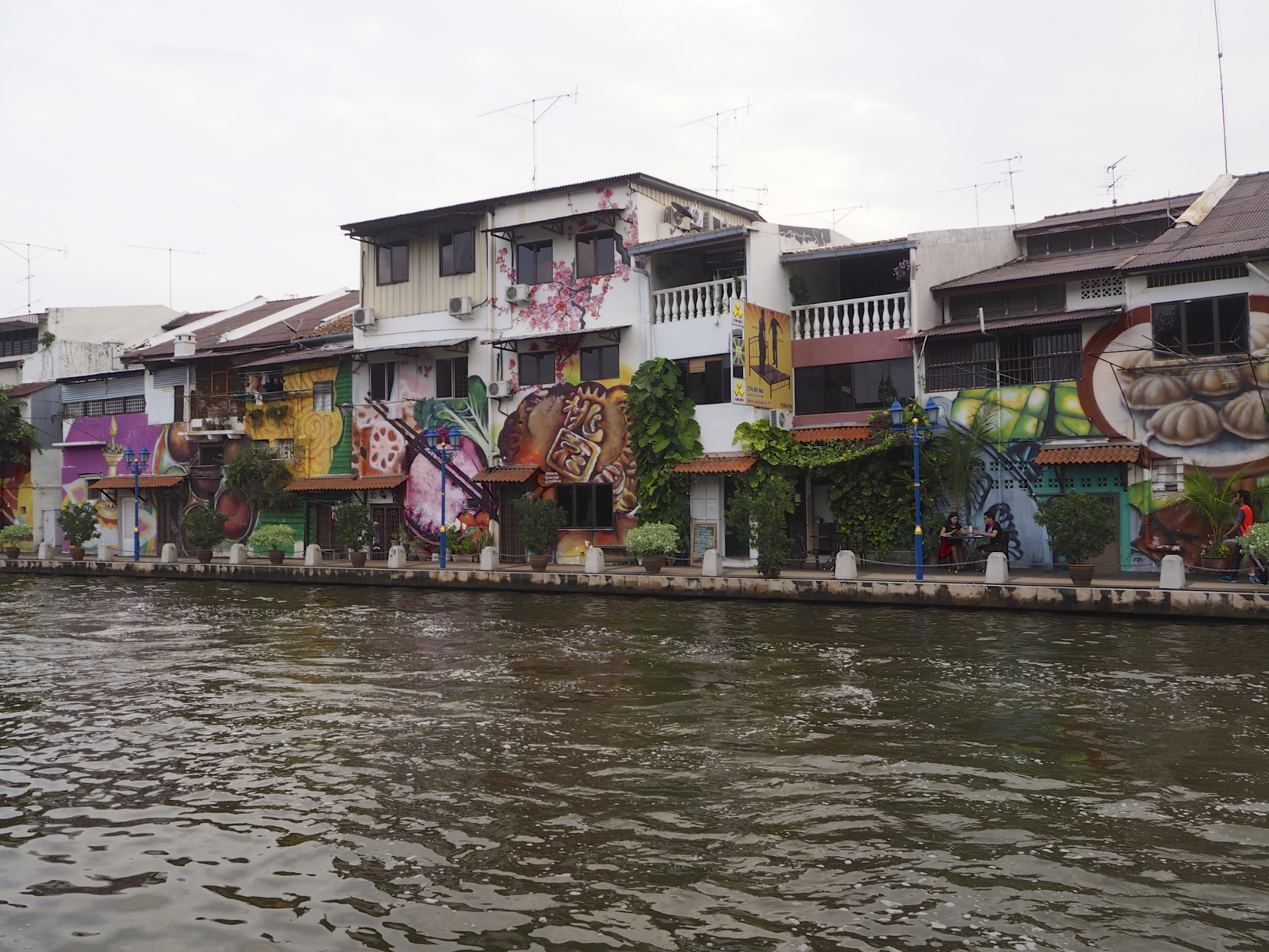 Casas pintadas al borde del río, uno de esos es nuestro hostal