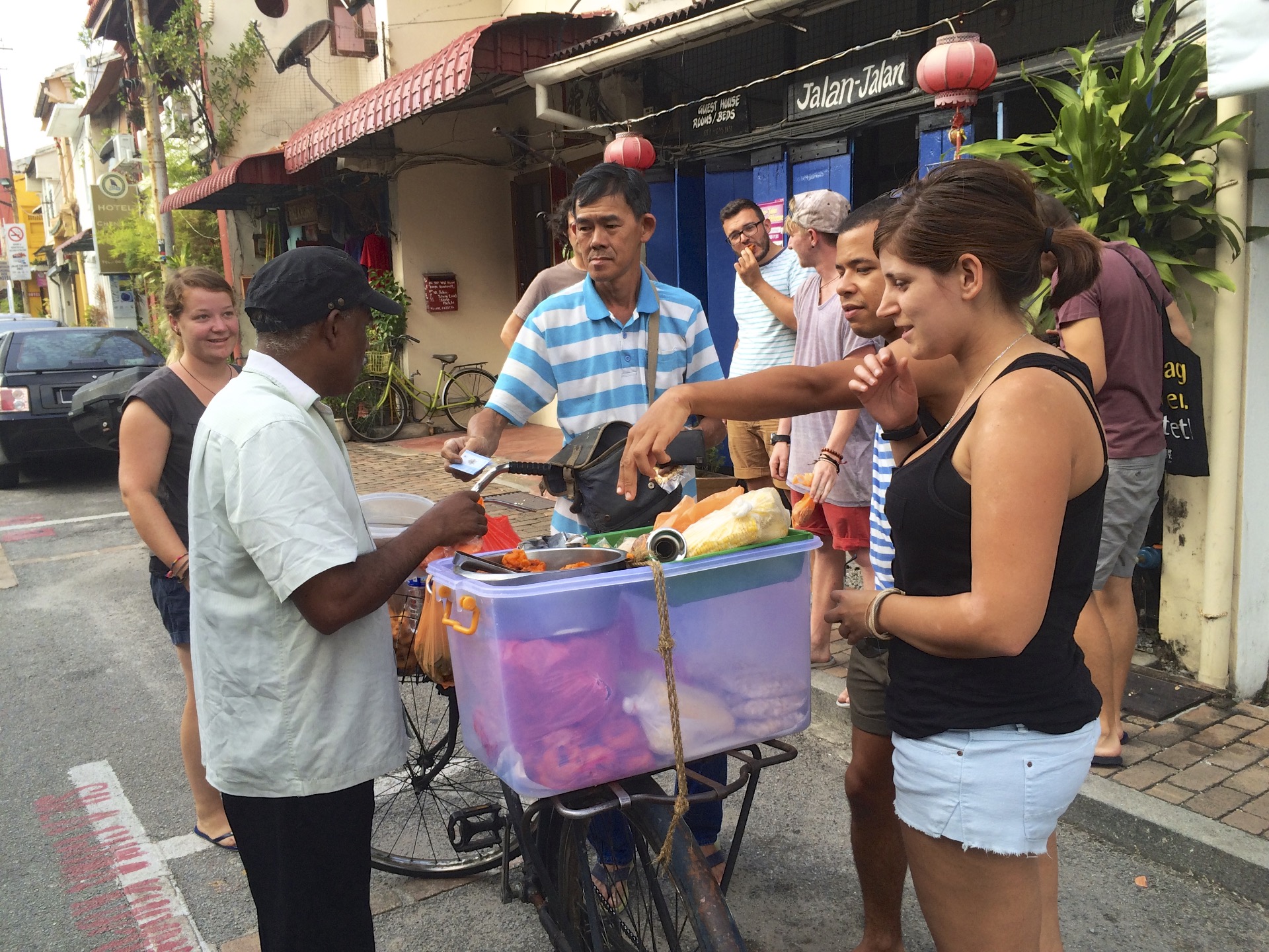 Vendedor en bicileta de comida hindú, riquísima