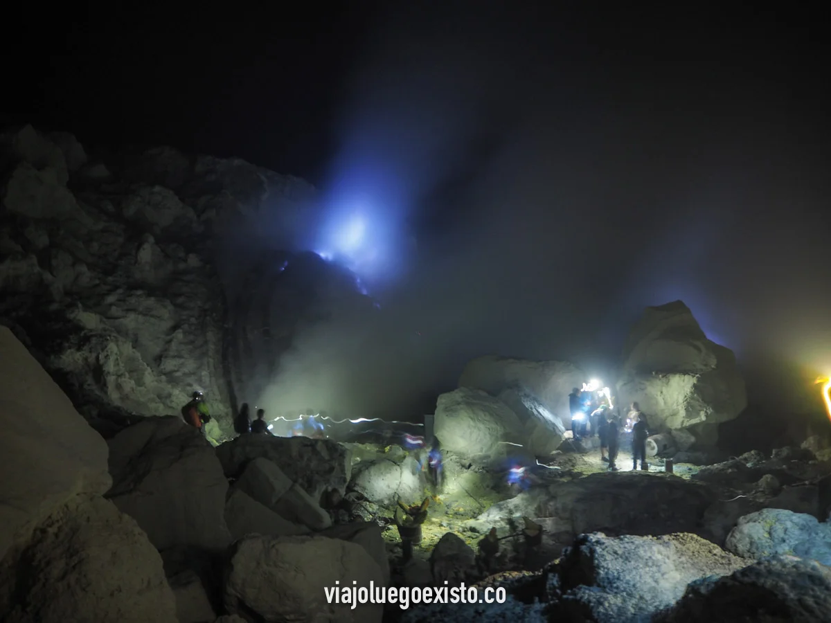 El espectacular volcán Ijen, donde el azufre vale más que la vida