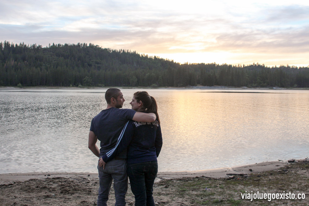  Disfrutando de la puesta de sol en Bass Lake 