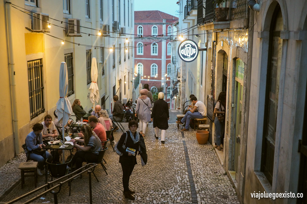  Escaleras de Calçada do Duque en Bairro Alto, aquí encontrarás muchos lugares con encanto para cenar o tomar algo. 