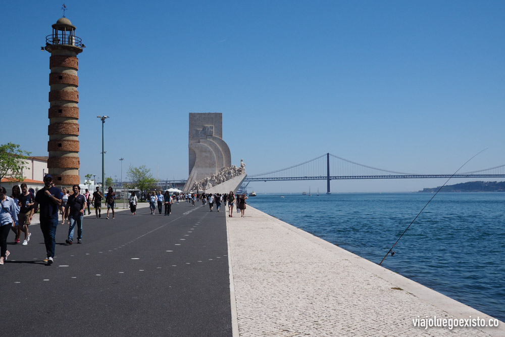  Paseo que une el Monumento a los Descubrimientos y la Torre de Belém, con el puente 25 de Abril de fondo. 