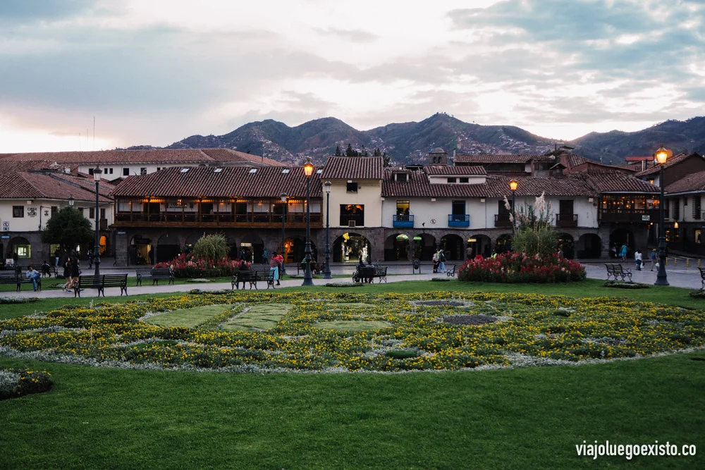 Los bonitos jardines y construcciones de la Plaza de Armas
