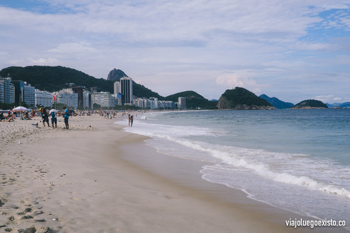  Playa de Copacabana, con el Pan de Azúcar de fondo 