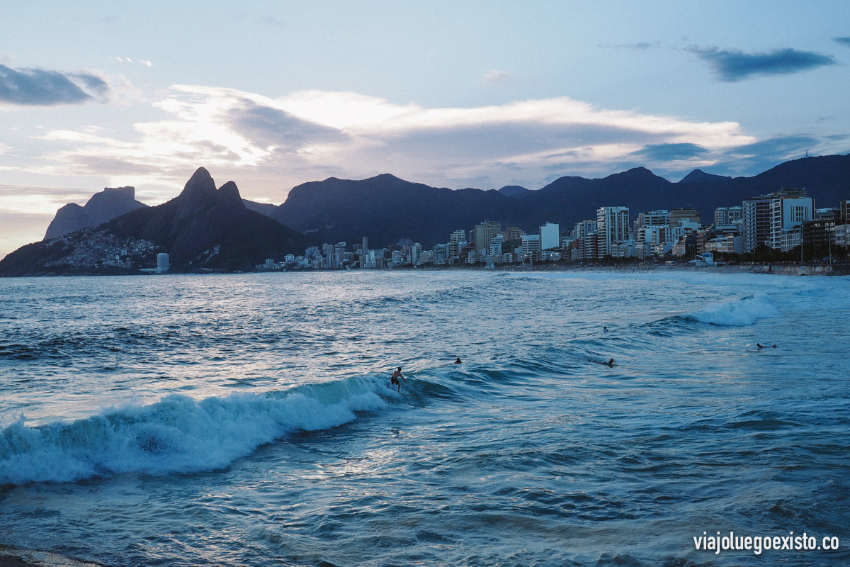  Surfistas disfrutando de las últimas olas del día en Ipanema 