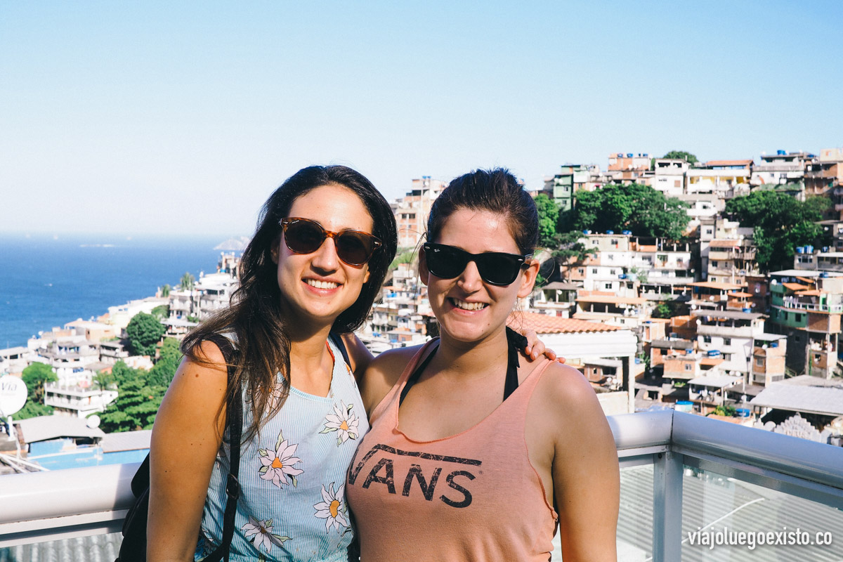  Tam con nuestra amiga y anfitriona Luna, de fondo la favela Vidigal 