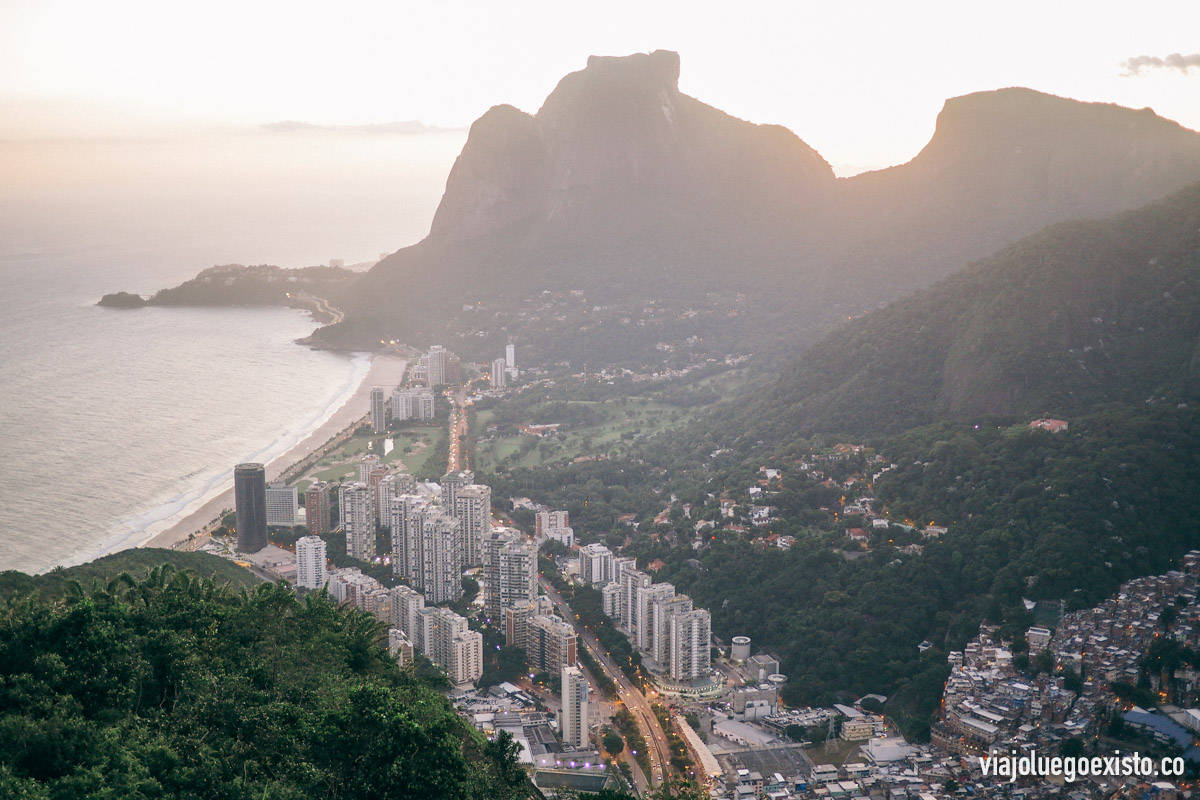  De camino a Morro Dois Irmãos, vistas a São Conrado, y en la esquina se ve como empieza la favela Rocinha 