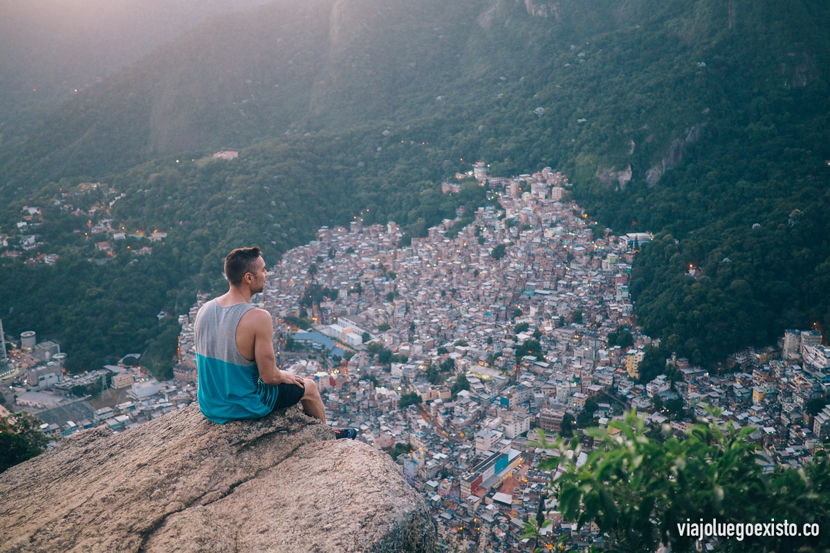  Vistas de la favela Rocinha, durante el ascenso a Morro Dois Irmãos 