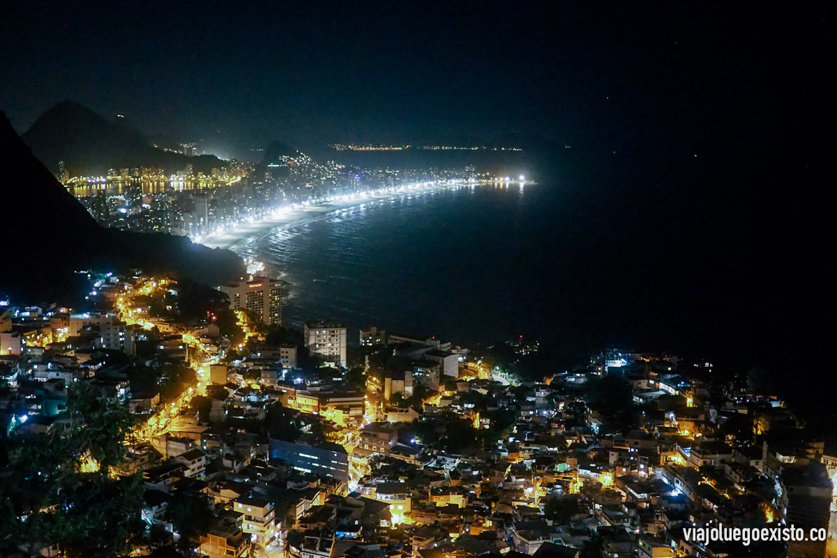  Vistas desde Vidigal, se ve parte de la favela y al fondo las playas de Leblon e Ipanema 