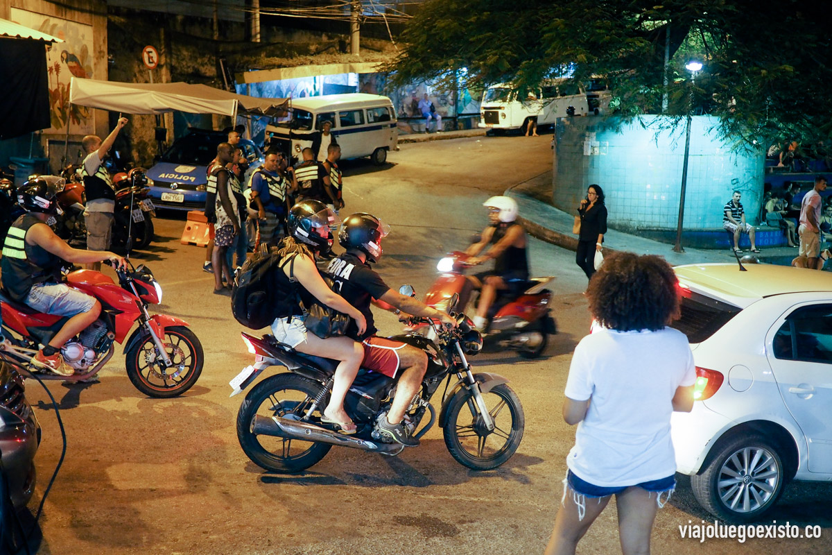  Entrada de la favela Vidigal, donde a cualquier hora hay moto taxis, coches y furgonetas 