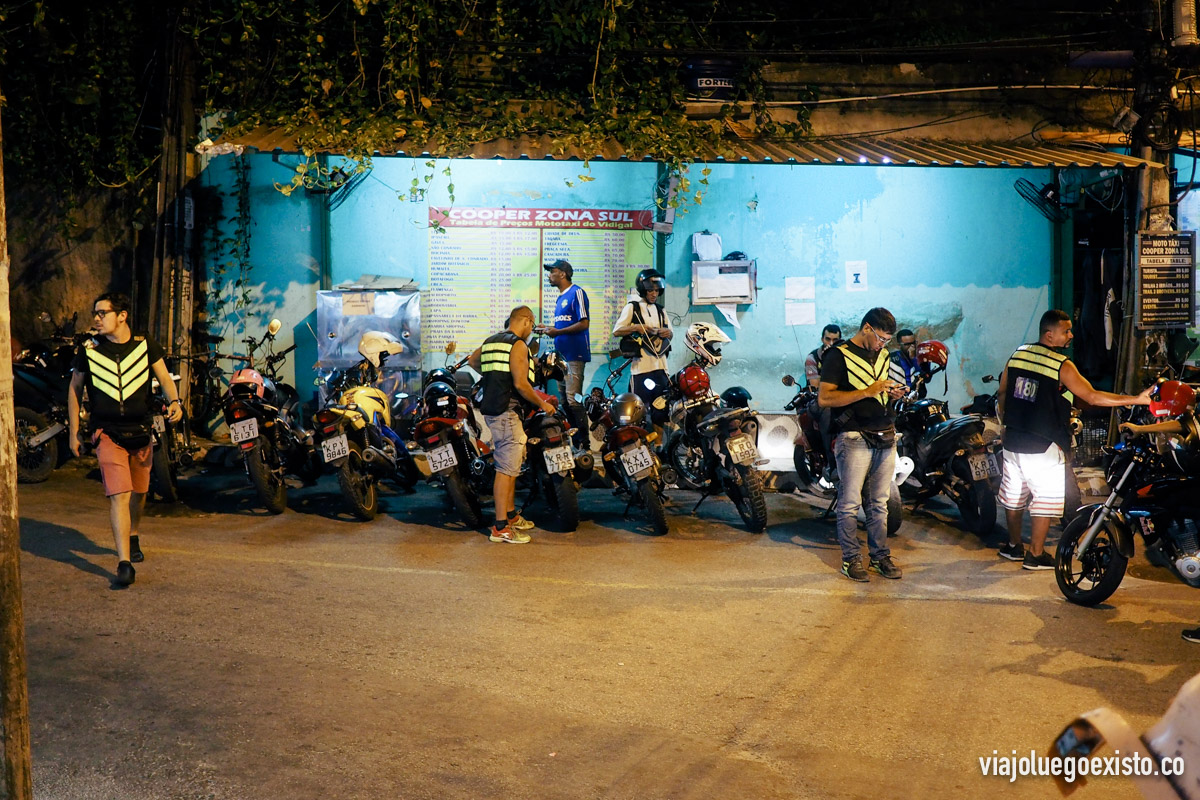  Parada de moto taxis en la entrada de la favela Vidigal 