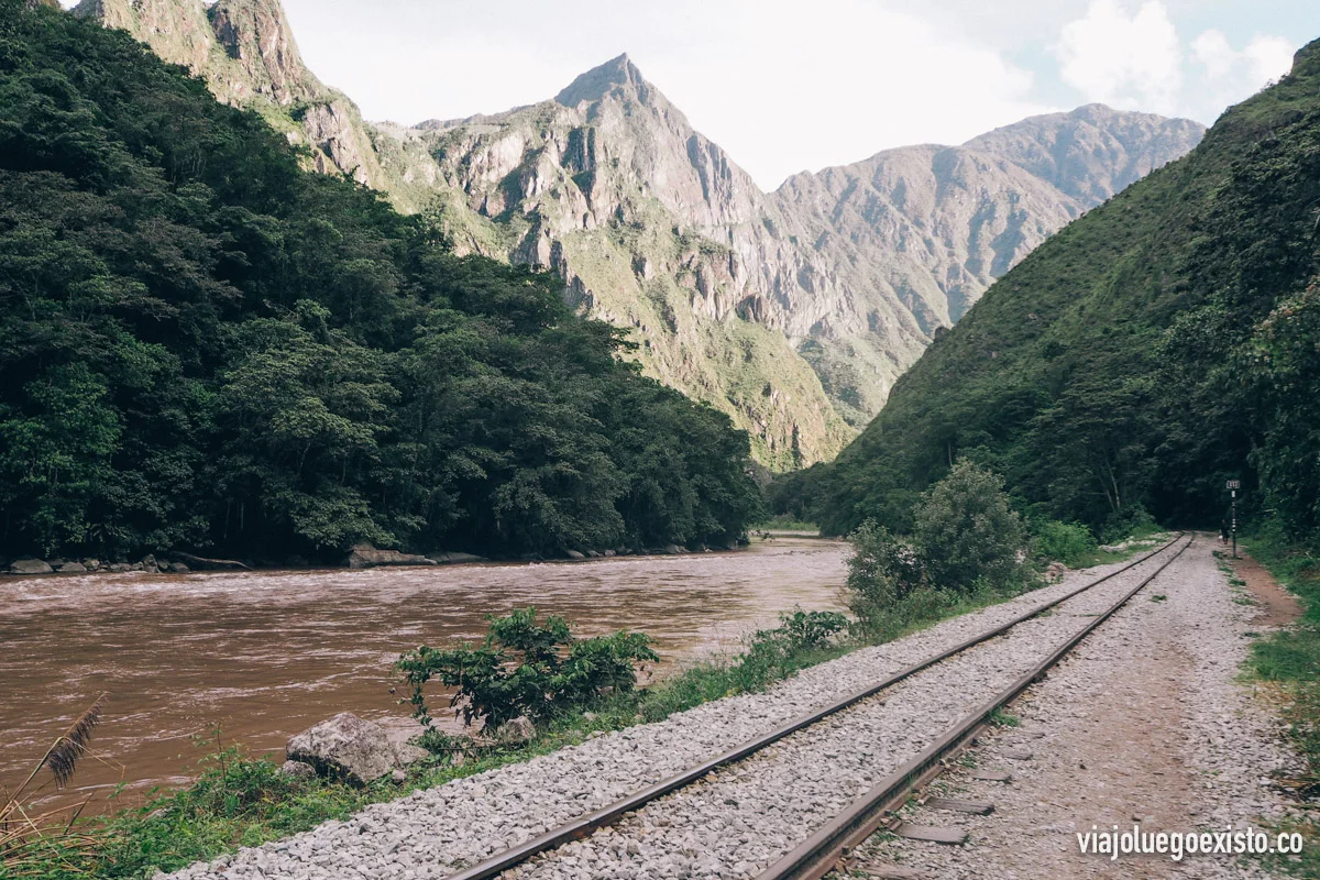  Un tramo de las vías que pasa por al lado del río formando un paisaje increíble 