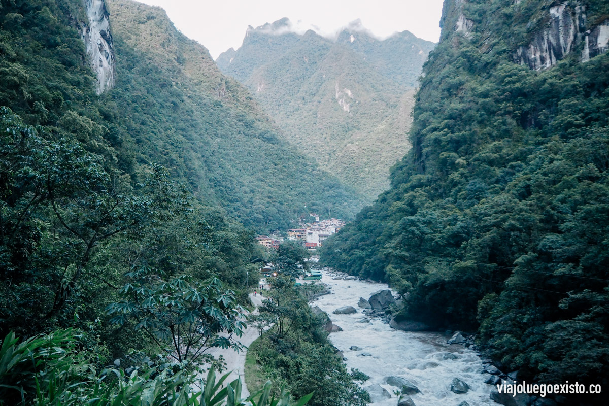  Aguas Calientes al fondo, en el último tramo del camino 