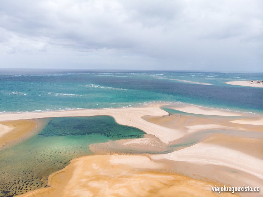  El increíble paisaje que forman las dunas cuando llegan al mar en Bazaruto 