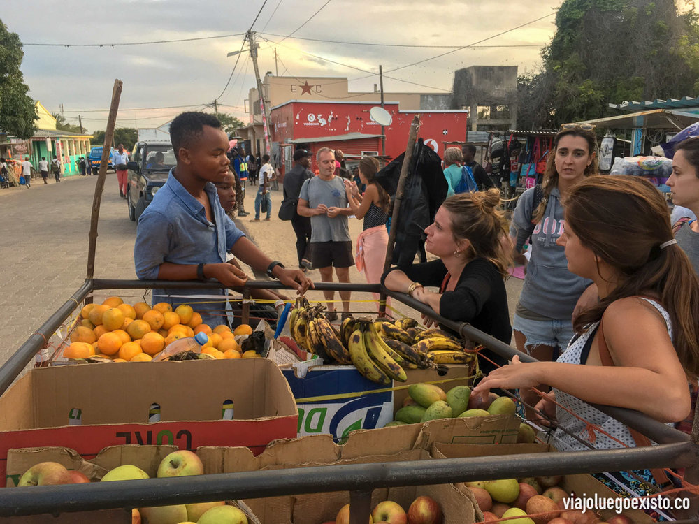  Comprando frutas en la calle, todo lo que ellos cultivan lo puedes conseguir muy barato 
