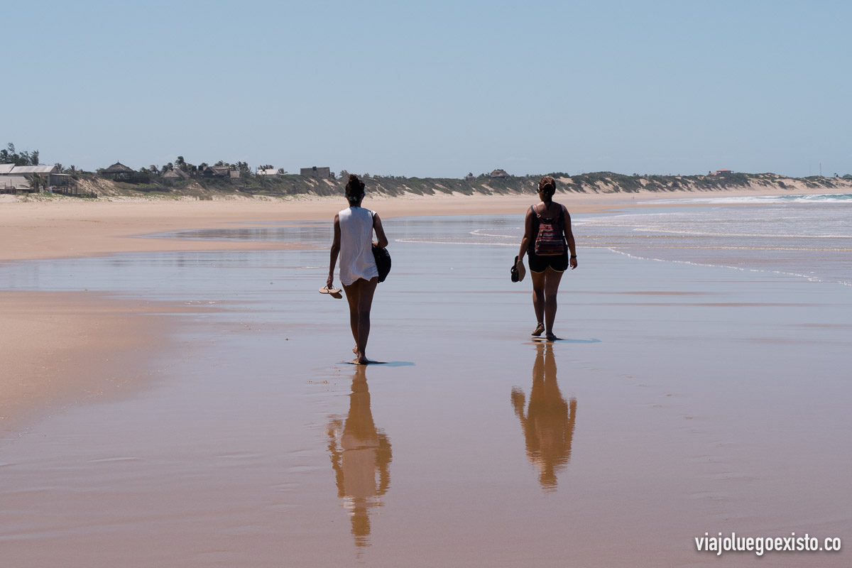 Paseando por la kilométrica playa de Tofo