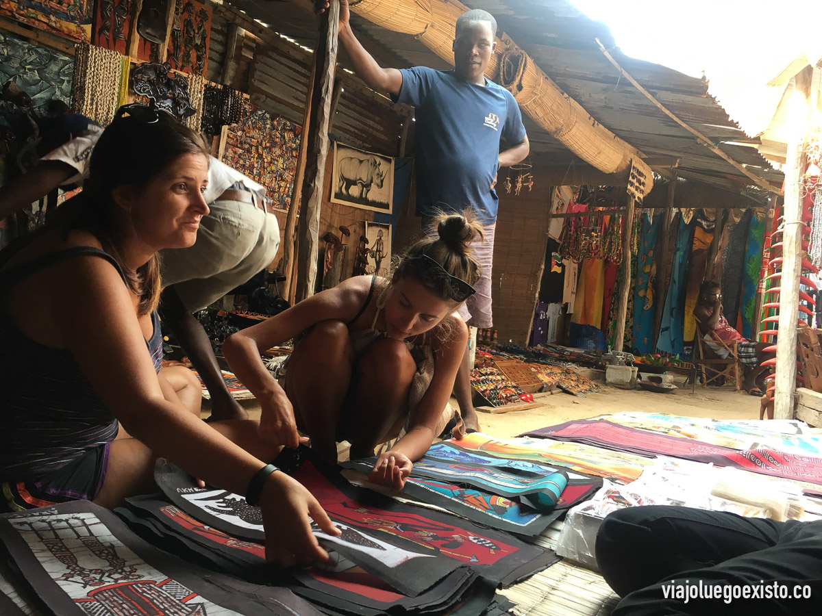  Comprando batiks en el mercado de artesanía de Tofo 