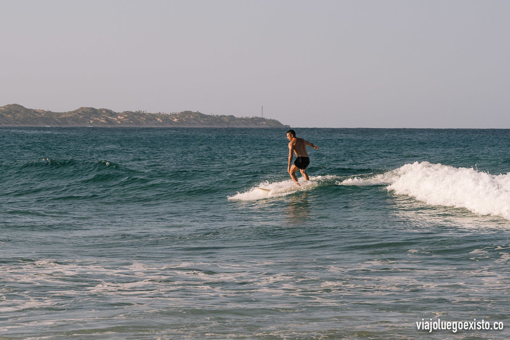  Yo intentando surfear, es uno de los grandes atractivos de Tofo 