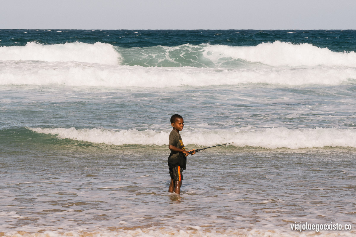  Niño pescando en la playa de Tofo 