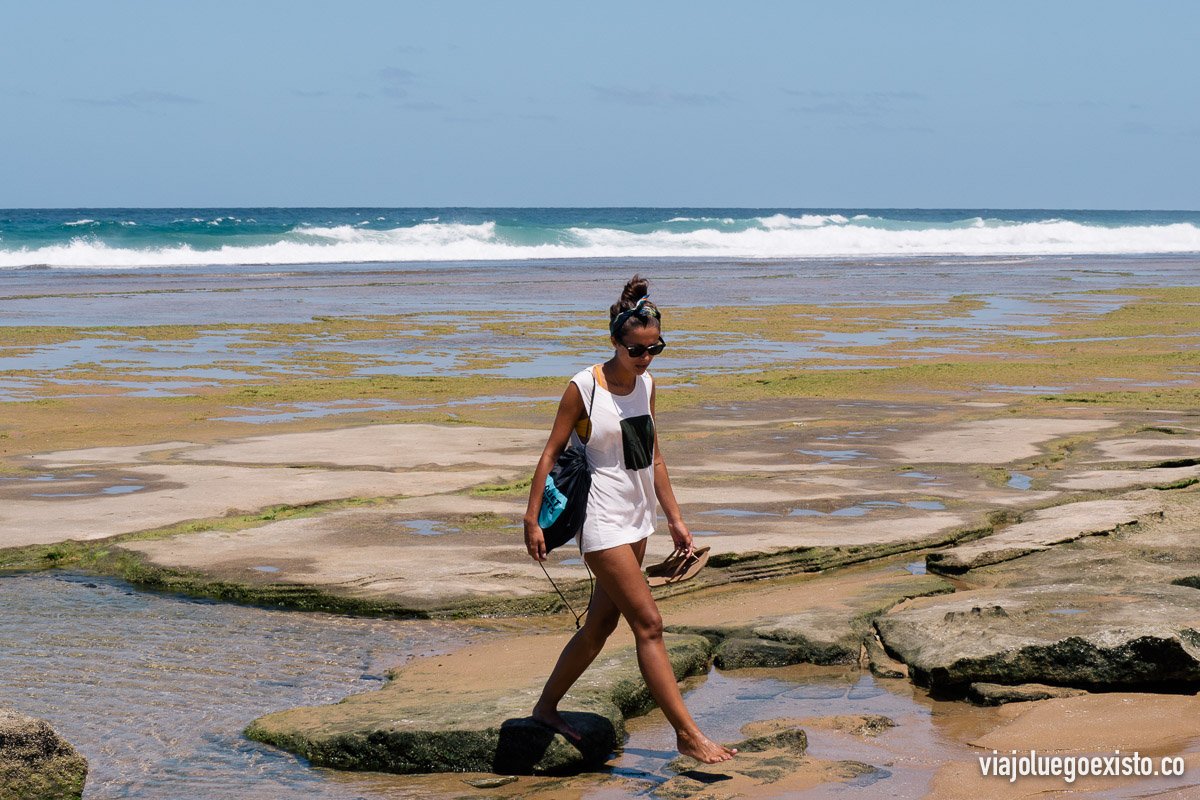 Lorena paseando por Tofinho con marea baja
