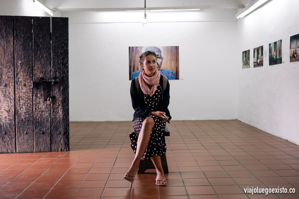  Lorena sentada en una exposición en la fortaleza de Maputo 