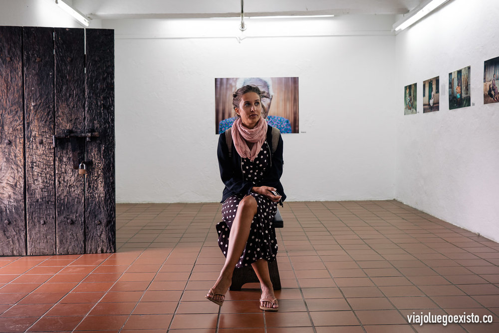  Lorena sentada en una exposición en la fortaleza de Maputo 