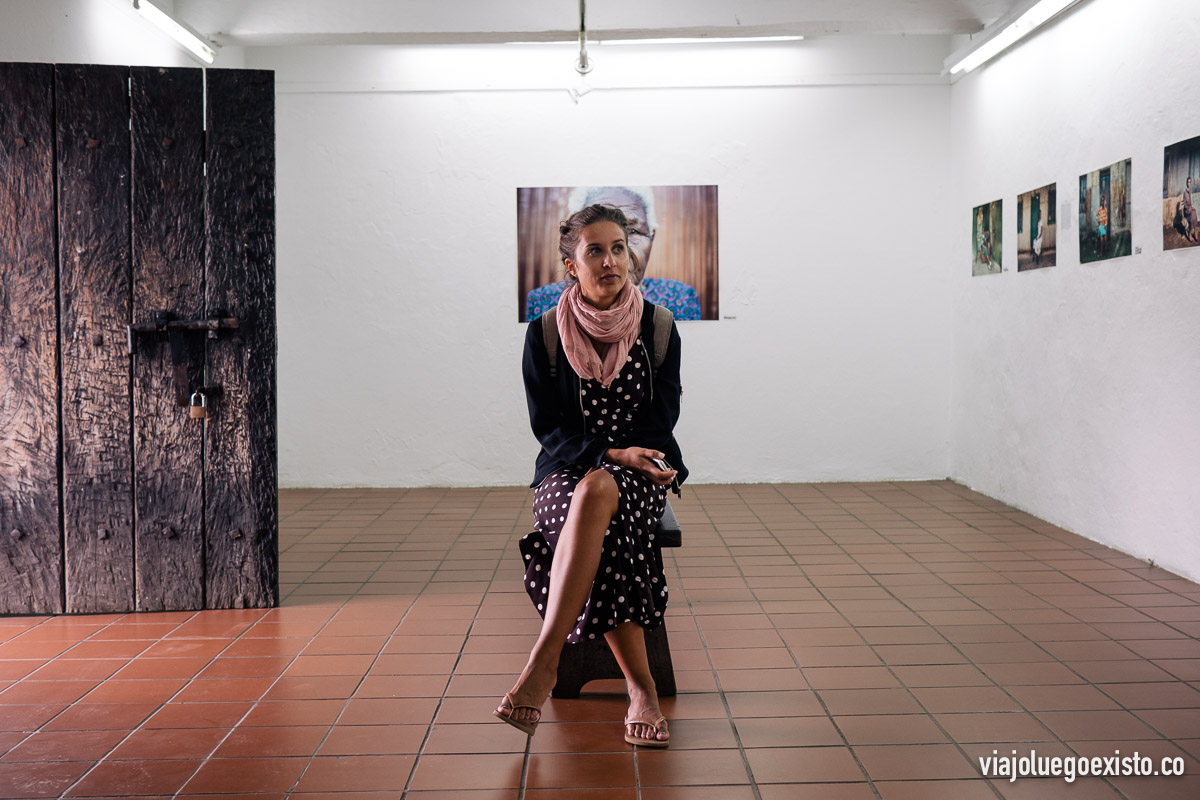 Lorena sentada en una exposición en la fortaleza de Maputo