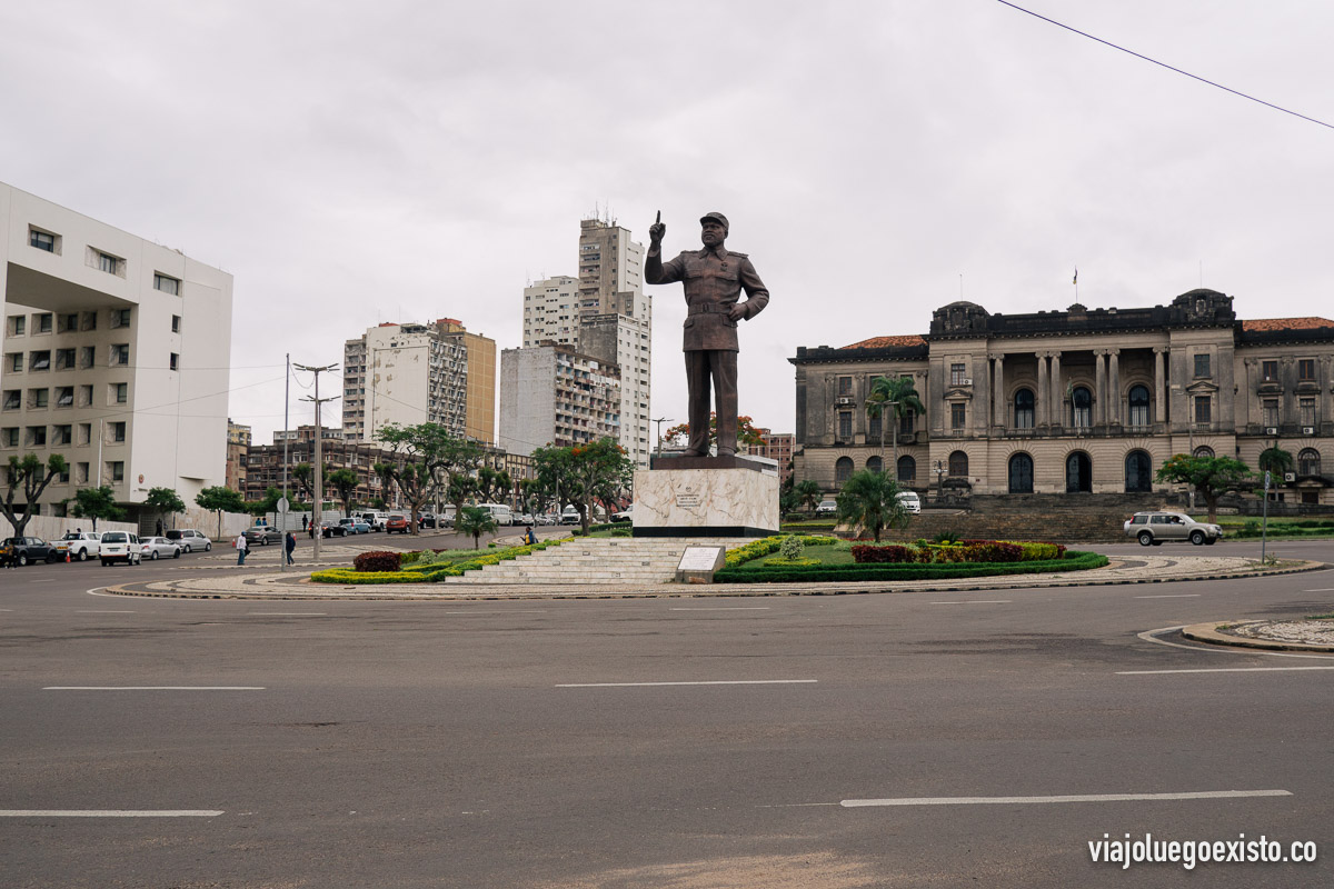  Plaza de la Independencia con la estatua de Samora Machel, primer presidente de Mozambique después de la independencia 