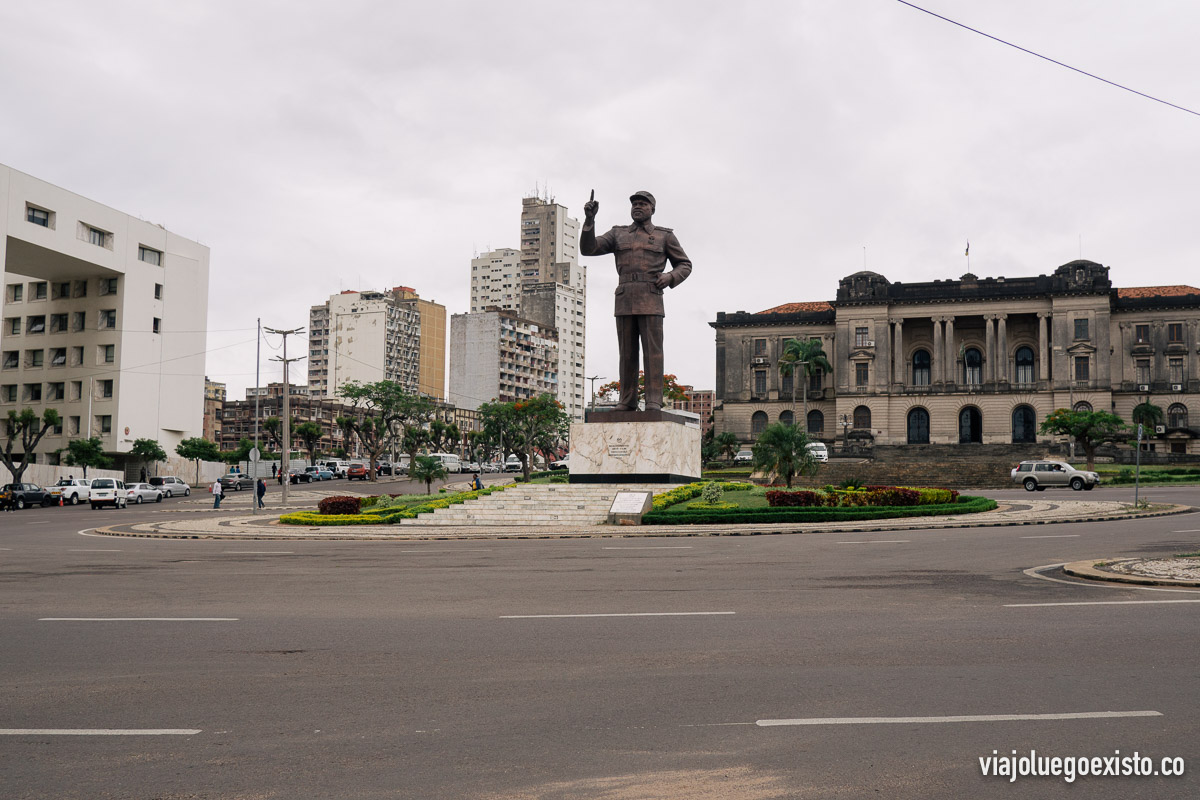 Plaza de la Independencia con la estatua de Samora Machel, primer presidente de Mozambique después de la independencia