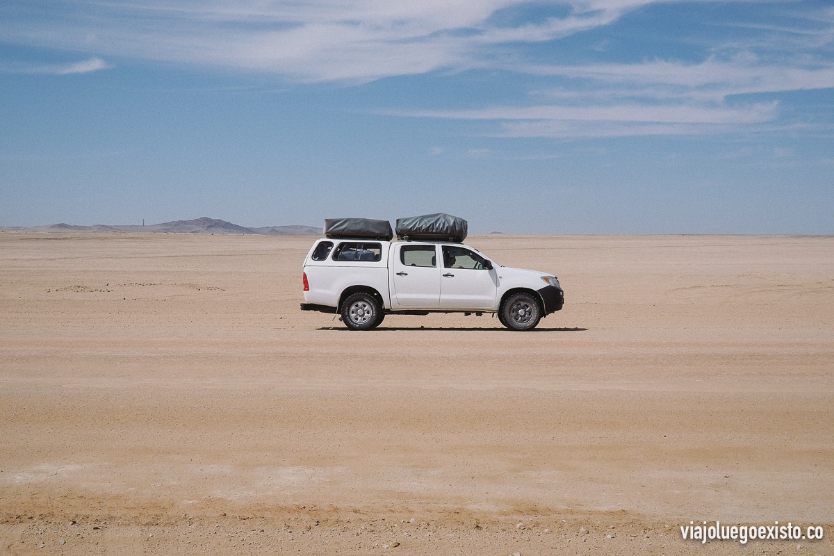 Nuestro Toyota Hilux 4x4 con dos tiendas de campaña en el techo :)