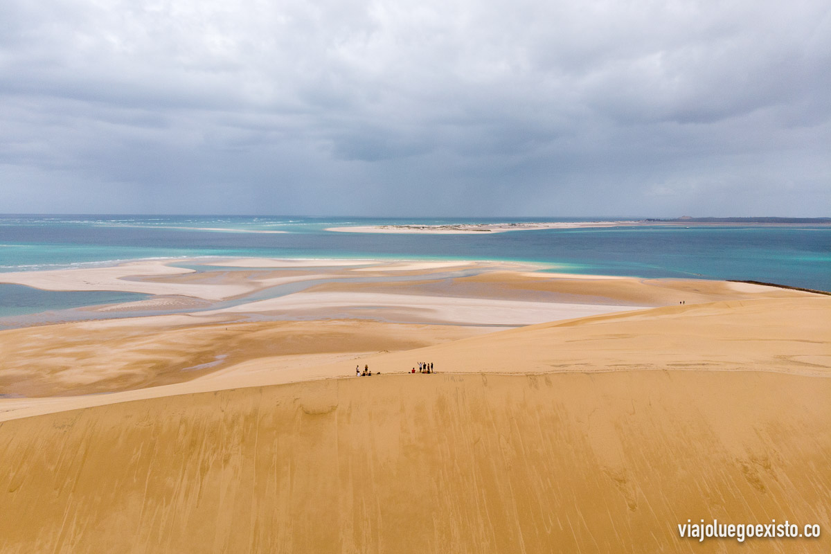 Ahí puedes ver el grupo que visitamos la isla de Bazaruto, con dunas de arena enormes y colores turquesas increíbles.