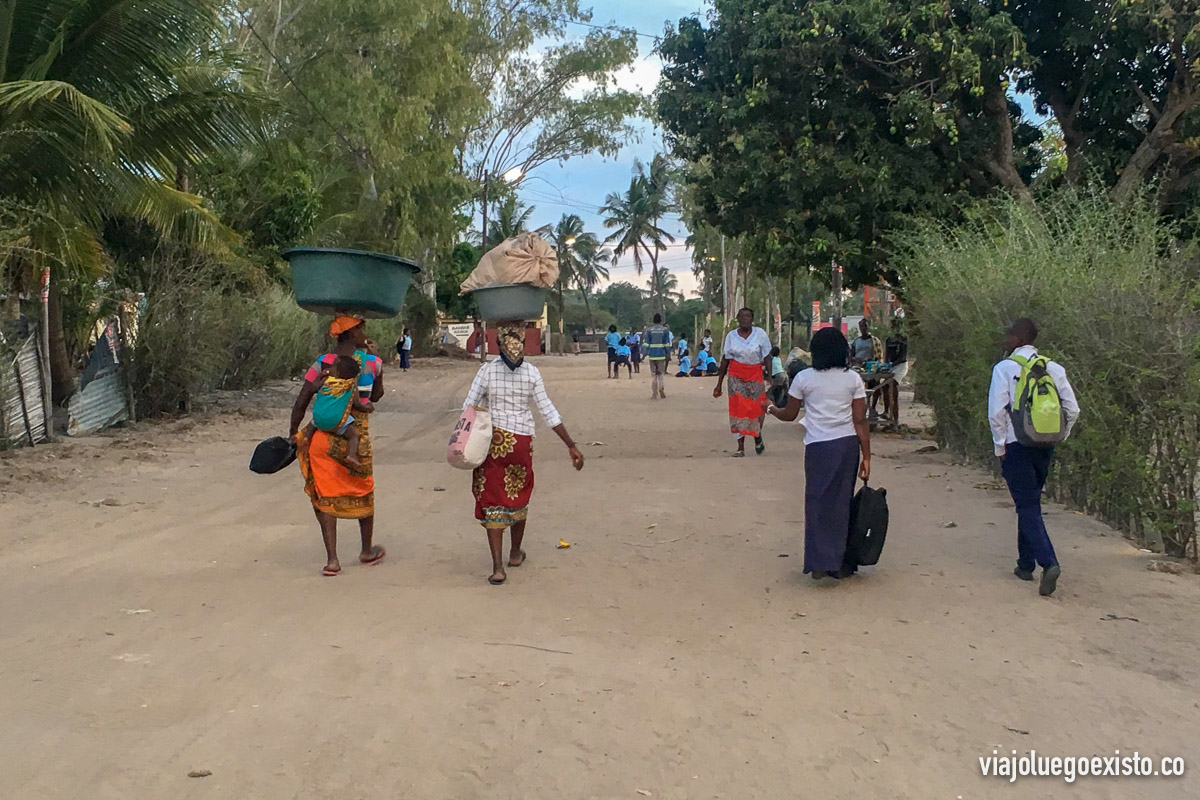 Mozambiqueños en su día a día en Vilanculos.